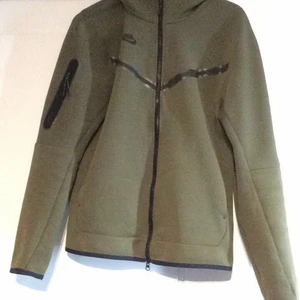 Nike Tech Fleece - Säljer pga att jag personligen tröttnat på färgen. Jätte bra skick, 10/10. 