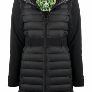 moose knuckle damjacka  - Säljer denna fina jacka då den bara hänger i min garderob och inte kommer till någon användning den är i jätte bra skick använd 3 gånger Nypris är 10000, Moose knuckle märket är på sidan av armen! 