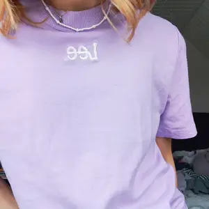 Oanvänd lavendel-lila t-shirt i väldigt skönt material storlek xs