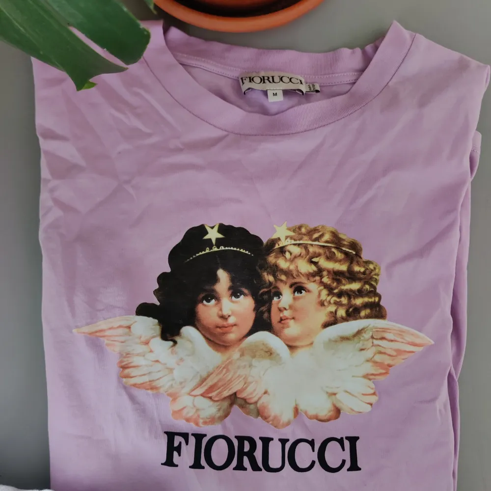 Världens skönaste t-shirt material och passform från Fiorucci, högst blivit använd 1-2 gånger💜💜💜. T-shirts.