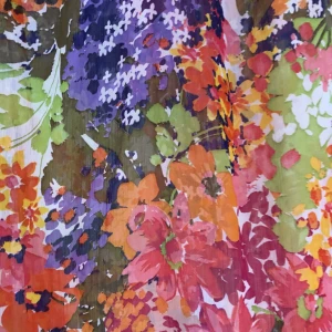 Sommar klänning - Super fin sommar klänning i blommigt mönster. Klänningen är i ett mesh material vilket gör den lite genomskinlig. Vid halsen är det i siden🌟🌟 i princip i nysskick