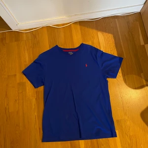 Ralph Lauren t-shirt  - Säljer nu min Ralph Lauren t-shirt som är i storlek XL (barnstorlek) vilket motsvarar Small eller Medium. Hör av er vid frågor.
