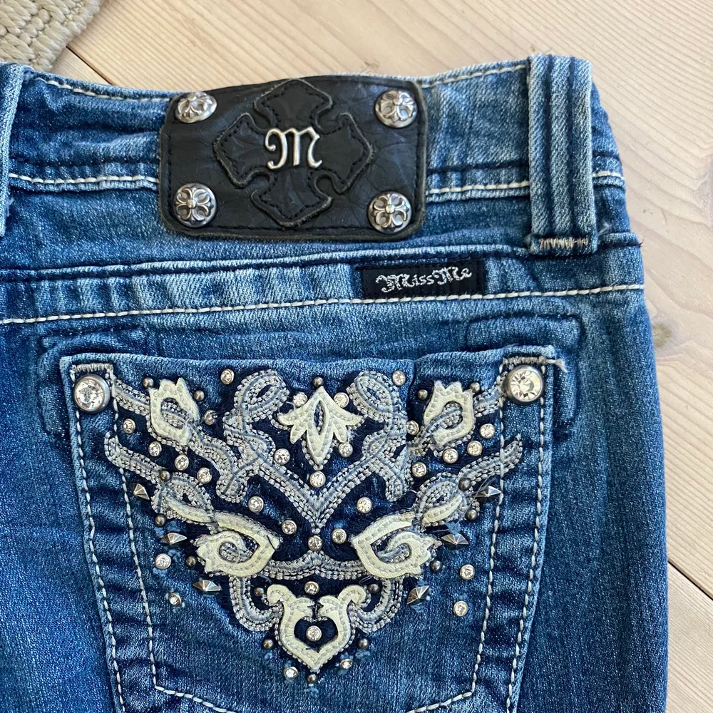 Dom snyggaste lågmidjade jeansen med såååå fina detaljer överallt💋 tyvärr alldeles för långa på mig som man ser så jag säljer dom vidare, innerbenslängden är 83 cm 😍 . Jeans & Byxor.