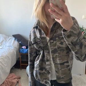 Snygg militärjacka - S och är som XS. Supersnygg och finns plats för att sätta på märken. Perfekt till våren som kommer. Köpt på Plick. Budet ligger på 350 kr utan frakt 💕