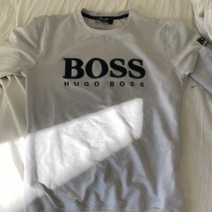 Hugo boss tröja storlek m - Tröjan är väldigt ren, den luktar gott och är endast ett år gammal. Tröjan sitter bekvämt och rekommenderas starkt.
