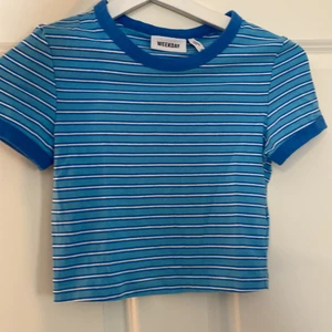 Weekday - magtröja - blå - Storlek xs - bara använd 1 gång, original pris 249 kr - säljer för 100 kr + frakt