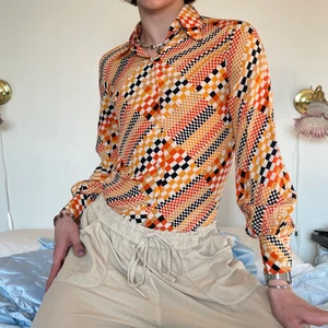 Orange svart rutig 70s vintage skjorta - En sjukaste orange, svart, vit rutiga vintage 70-tals skjortan med de härligaste ”ballong” ärmarna 💥 Jag älskar inte bara den spetsiga kragen och det abstrakta mönstret men att den sitter som ett smäck och är perfekt för en vintage inspirerad outfit! :D dessutom har den den sötaste tagen inuti! <3