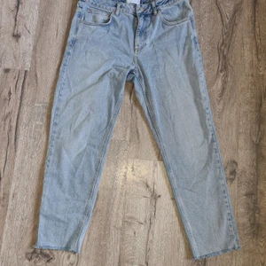 Jeans - Knappt använda, fransade vid benslut,  storlek w 32 L 32 , 81 cm 
