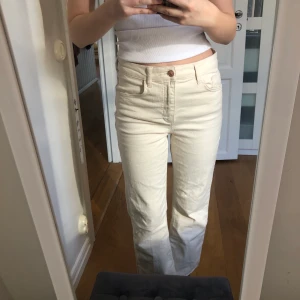 Zara jeans - Ett par beiga jeans ifrån Zaras höstkollektion förra året 🙈 lapparna i är borta. 100kr plus frakt som kostar 66kr 💋 Använda 1 gång. Hör av dig vid intressse!!
