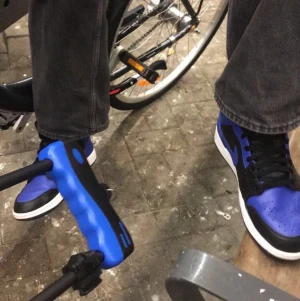 Nike Air Jordan 1 Mid Hyper Royal strl46 - Köpta på footlocker i Malmö, väldigt bra skick, använda ett par gånger  