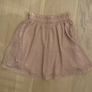 Rosa kjol  - Kjolen passar perfekt nu till sommaren🥰☀️ köpte kjolen i sommars, men den kom inte till användning:)