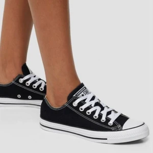 Svarta låga converse - Säljer mina svarta låga converse köpta i somras , använda ett fåtal gånger men har inga defekter eller hål alls🤍 går att tvättas mer om man så önskar, köpa för 700 men säljer för 300🤍🤍