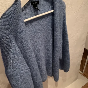 kofta - stickad blå kofta från lindex, är i storlek xs/s💕 100kr+frakt💕