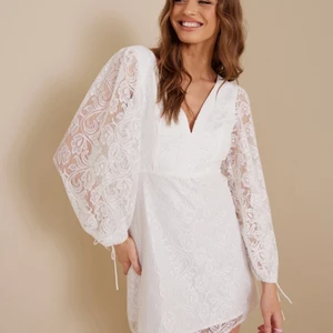 Klänning - Vit spetsklänning, perfekt till studenten! 🤩 Slutsåld på hemsidan. Helt ny och oanvänd! 