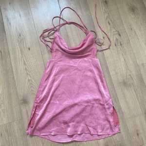 Kort, rosa klänning - Riktigt snygg rosa klänning som tyvärr är för kort för mig, är nog perfekt om du har typ storlek xs/s och är runt 165 skulle jag gissa💃🏽