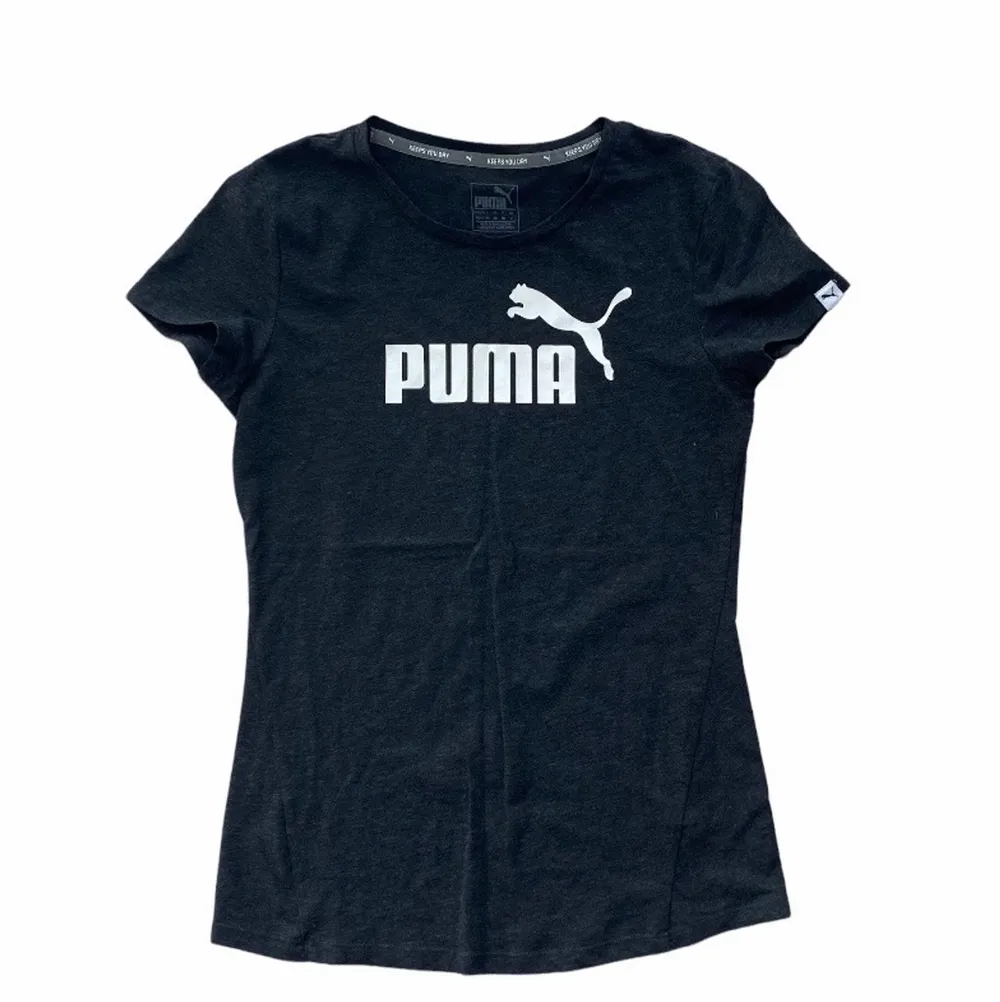 En grå t-shirt med Puma tryck. . T-shirts.