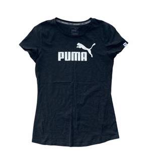 En grå t-shirt med Puma tryck. 
