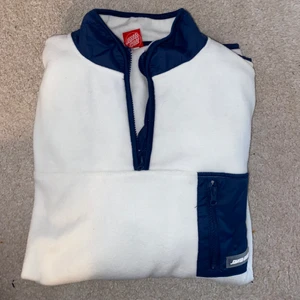 Santa Cruz fleece - Dragkedjan är tyvärr sönder men går säkert att fixa om man är händig. Knappt använd 