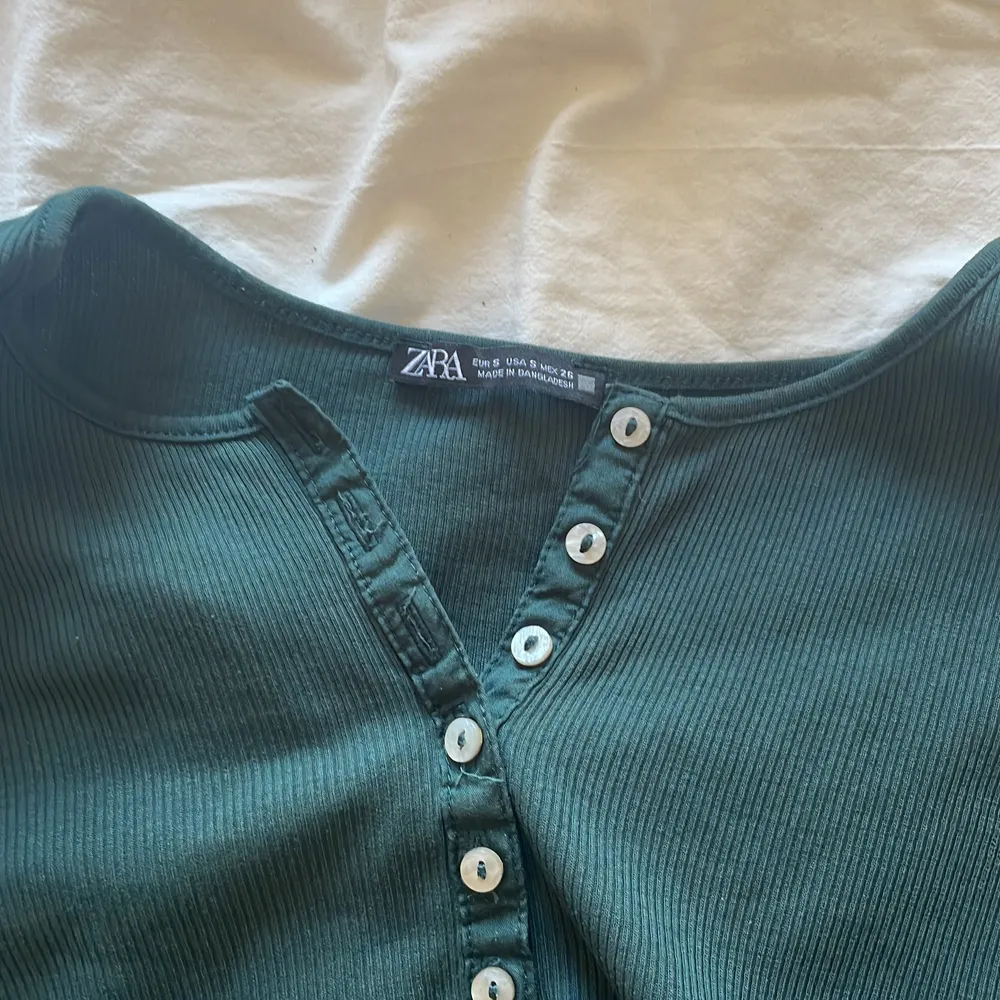 Söt tröja från Zara i storlek S med knappar som går att knäppa och öppna💗. Tröjor & Koftor.
