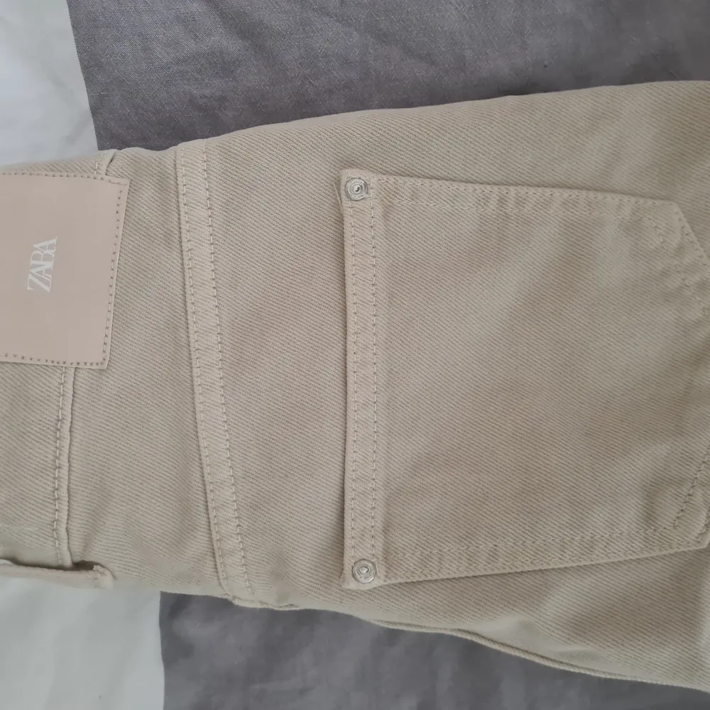 Mom jeans från Zara i strl 32, orginalpris 700 kr, säljer för 200💞 de är beiga och bara använda 1 gång💞. Jeans & Byxor.