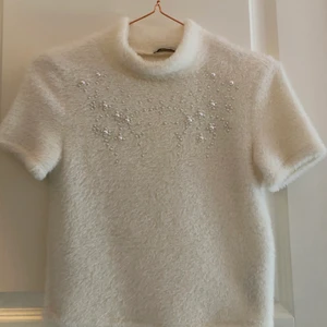 Tröja - En tröja från i pälsimitation från zara. Nästan aldrig använd.🤍