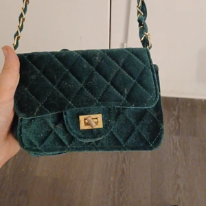 Grön handväska - En liten grön handväska. Säljer för 20 kr