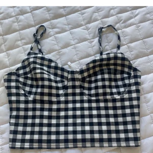 Topp från new yorker  - Säljer denna jättefina topp från new yorker i storlek xs. Den är sällan använd och är i bra skick. Säljer för 50kr + 40kr frakt. 