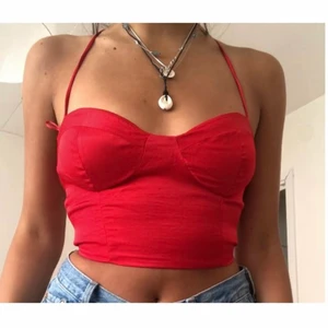 Zara Korsett topp (s) - Superfin röd korsetttopp från Zara i storlek S, använd endast en gång då jag hittar fler tillfällen att ha den <3 