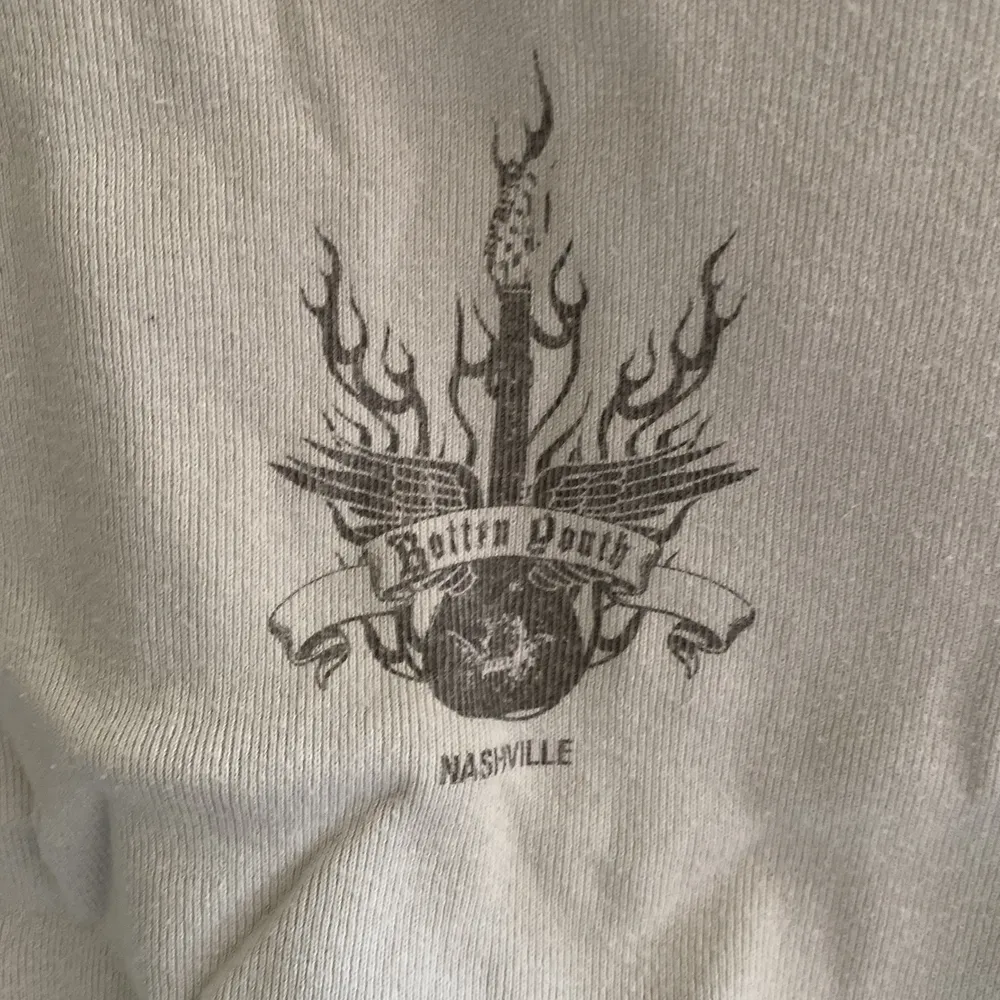 Denna t-shirten är ifrån brandy Melville. Bra skick kan se lite urtvättad ut. Säljer pga inte min stil😇. Toppar.