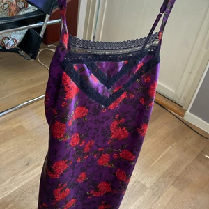 Fin klänning - Denna fina klänningen är i jättebra skick. Den har Justerbara band. Säljer pga inte min stil längre😇