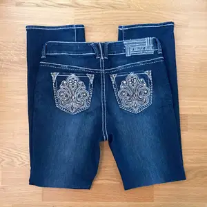 Säljer ett par jättecoola hydraulic jeans, väldigt bra skick! Om det är många intresserade blir det budgivning! Köparen betalar frakten :)