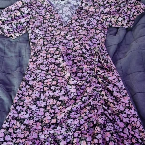 Blommig klänning från gina tricot strl xs - Säljer min jätte fina rosa blommiga klänning från gina tricot. Aldrig andvänd alltså inga defekter! Kontakta om ni har frågor💕