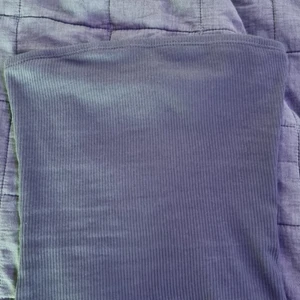 Grå topp från h&m - Säljer en grå topp från h&m. Aldrig andvänd så har inga defekter eller skador! 