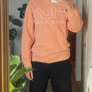 tröja Fila x Weekday strl. s - Jättefin tröja i ljus korallfärg från weekday x fila! Nästan som ny! 
