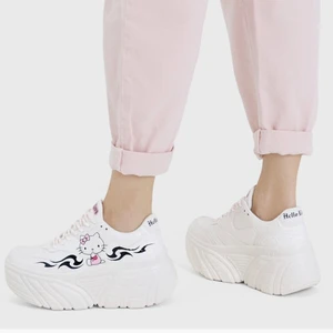 Bershka Hello Kitty skor - Jag säljer mina skor, dem är 7cm höga, bra skick och ändast använd 1 gång.