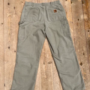 Carhartt Carpenter pants - Säljer dessa beige vintage Carhartt Carpenters i storlek 34/32. Riktigt skön, lite vid passform. Bara att höra av dig om du undrar något eller vill ha fitpic!