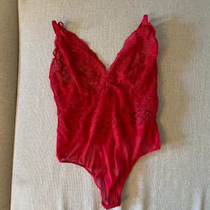 Body i storlek M - Är i väldigt bra skick och i storlek M. Finns att hämta i Järfälla och postar även. Köparen står för frakten (spårbar frakt 66kr)🌺