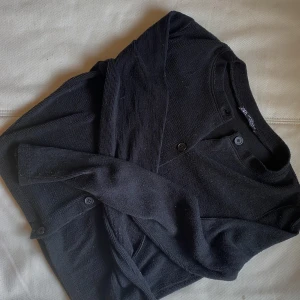 Zara Kofta - Jätte söt kofta från Zara jag råkade hastigt beställa i fel storlek vilket innebär att den är helt oanvänd! Den är lite croppad och sitter fint! 