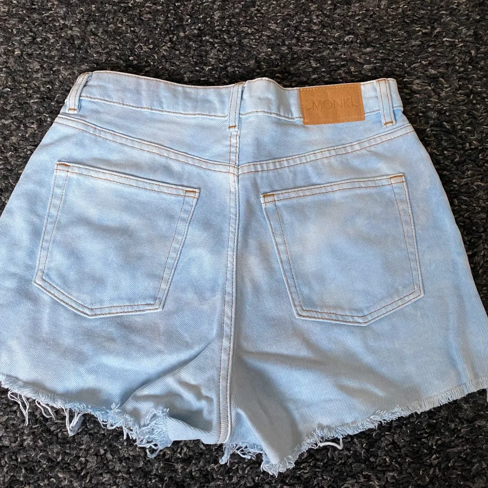 Ljusblåa skitsnygga shorts från Monki! Har blivit för små för mig tyvärr.  Skick: som nyskick Storlek: W26 Nypris: ca 300kr. Shorts.