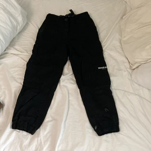 Cargo byxor  - Svarta cargo byxor, knappt använda 