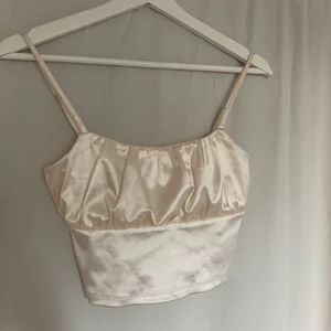 Topp - Vit/beige fest topp som är perfekt till sommaren i st xs Fint skick, knappt använd (Kan frakta och mötas upp) 