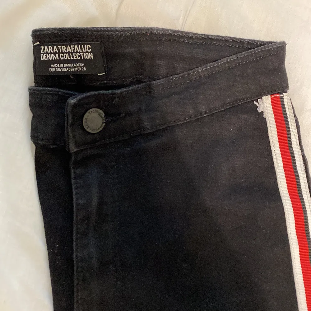 Byxor från zara i storlek 38, har en vit röd rand hela vägen ner vid sidan på byxorna, använda en gång så de är i väldigt bra skick. Jeans & Byxor.