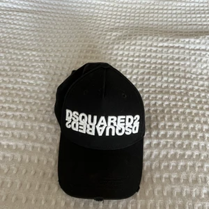 Dsq  - Aldrig andvänd pga inte passat mitt huvod. Helt ny keps i ny skick. Kan frakta spårbart för 66 kr. 