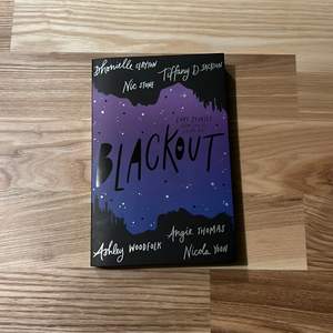 Säljer min Blackout bok som jag aldrig har läst och som en skriven på Engelska 