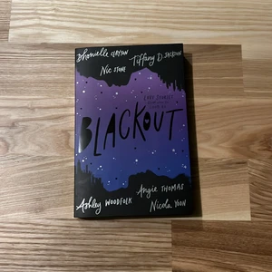 Bok - Säljer min Blackout bok som jag aldrig har läst och som en skriven på Engelska 