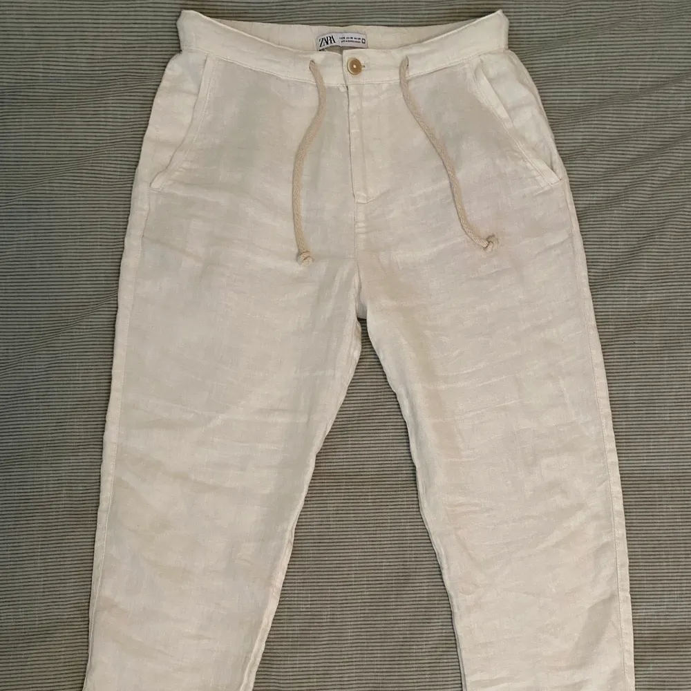 Vita linnebyxor från Zara. Storlek: EU 38 (S typ). Slutsålda i storleken på hemsidan. Använd en gång och är som nya.. Jeans & Byxor.