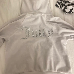 Juicy couture - Säljer min vita juicy couture hoodie som är i bra skick. Säljer pga den aldrig kommer till andvänding. Vid intresse hör av er för fler bilder🥰 