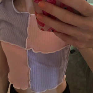 Söt topp🫶🏼 - Säljer denna super söta topp från shein då den aldrig används längre🫶🏼 toppen är supersöt till sommaren🫶🏼 dm för fler bilder🫶🏼 