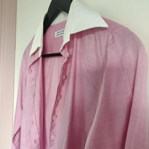 Rosa skjorta - Snygg, stilren skjorta med vita detaljer.