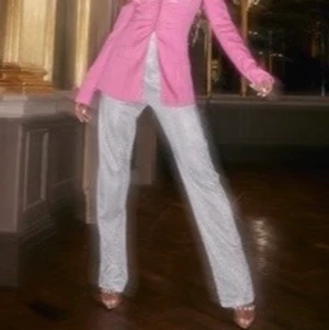 Kostymbyxor  - Glittriga kostymbyxor från PLT Storlek 6, 34 Aldrig använda, prislappen sitter kvar Kan skicka bild på hur dom sitter